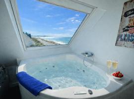 DUPLEX AVEC JACUZZI vue imprenable sur la baie de Wissant, hotel in Wissant