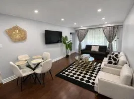 Newly Renovated 3BR North York Bungalow with Backyard Patio & Volleyball Set! Close to Rogers Stadium, TTC Subway Access, Perfect for Family Travel, Group Trips & Work Stays!