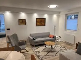 Petite maison indépendante avec garage attenant