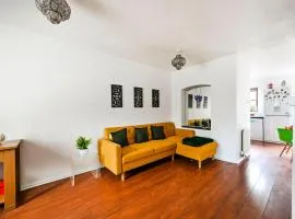 Spacious 2 bed home, Sleeps 5, with Parking & Games