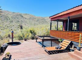 The Cactus Deck by Matilo Cabins Klein Karoo R62 with Hot-tub: Calitzdorp şehrinde bir otel