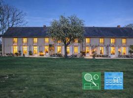 Villa spacieuse avec piscine privée à Brinon-sur-Sauldre, Hotel in Brinon-sur-Sauldre