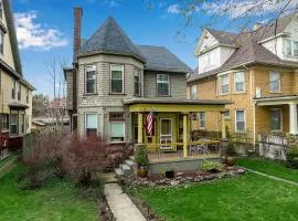 5BR Family Victorian Walk2Falls KingSuite Gameroom