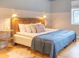 Alice Backyard Holiday Home - Apartments, Rooms & Exclusive Cave Saunas, hotel com banheiras de hidromassagem em P&auml;rnu