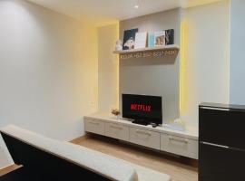 Warm & Luxurious 2 Bedroom U-Residence Karawaci, hotel i Klapadua
