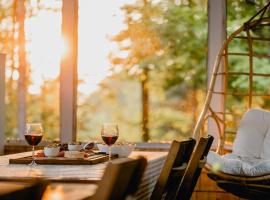 Chalet Memphrémagog Ski Spa, Étang, Hotel in Mansonville