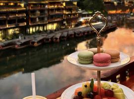 Phoenix San San Homestay-Located in Phoenix Ancient Town-all room types offer river views-One free high-speed train pick-up service-with butler-style service-Free exquisite afternoon tea, hotel v mestu Fenghuang