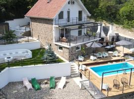 Vila na Vrhu, Hotel in Rakovac