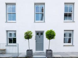 Georgian Apartment with Courtyard in Boscastle - Ideal for Couples and Families, viešbutis Boskasle