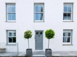 Georgian Apartment with Courtyard in Boscastle - Ideal for Couples and Families