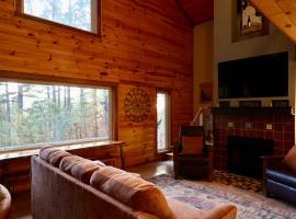 Hidden Hillside Retreat - A Secluded Modern Cabin, Hotel in Hot Springs