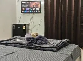 Skyline Haven Balcony Near airport Couple friendly