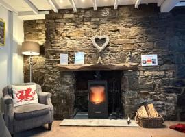 The Cwtch, Log Fire, Sleeps 6, Nr Zip World, Brecon and Bike Park Wales, hotel i Aberdare