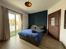 Airport Accommodation Bedroom with Bathroom, balcony, aircondition, self checkIn, 24 hours check-in after 3pm, hotel em Mqabba