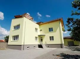 Villa Marcus - rodinný relax 200 m od Penzionu Kometa, u jezera s grilem a sdílenou kuchyní