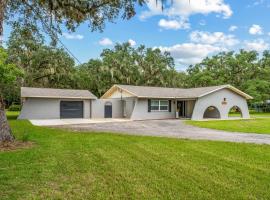 Crystal River Oaks Retreat Spacious Home Near Springs with Hot Tub & Game Room, hotel em Crystal River