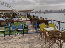 فندق نايل ايليت سوهاج, hotel s parkovan&iacute;m v destin&aacute;cii Qilfāw