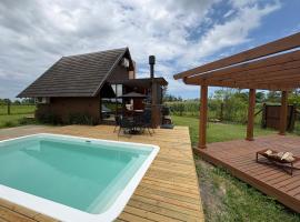 Chalé Rústico com Piscina Aquecida e Hidro، فندق في أرارانجوا