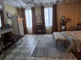 Grande chambre avec SDB et WC privés โรงแรมในCoutras