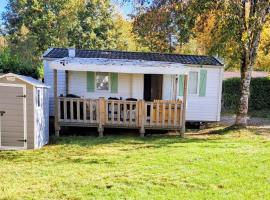 Mobilhome au bord du lac avec piscine, hôtel à Saint-Gérons