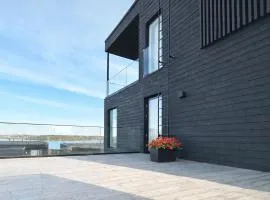 Luksustason kolmen makuuhuoneen lomahuoneisto meren äärellä