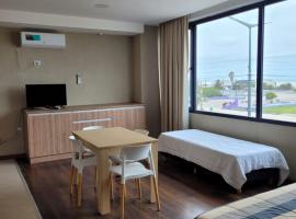 Monoambiente Michell vista al mar pileta climatizada، فندق في نيكوتشيا