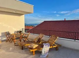 Apartment Noah with Rooftop Terrace and Sea View Vir