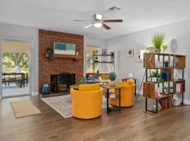 Crystal River Oaks Retreat Spacious Home Near Springs with Hot Tub & Game Room