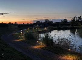 2 bedroom lodge with lake view and terrace, hotel em Boston