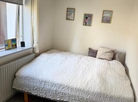 Hyggeligt Værelse med fælles opholdsrum og toilet, hotel in Lunderskov