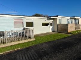 2 Bedroom Chalet SB40, Sandown Bay, Dog Friendly, Free Wifi, hotel a Brading
