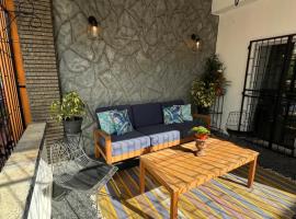 The Carnival Residence at Queens Park Savannah, ξενοδοχείο στο Πορτ-οφ-Σπέιν