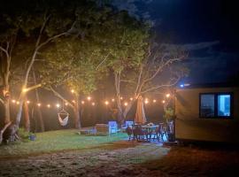 Cabin on the Creek, hótel í Boyne Island