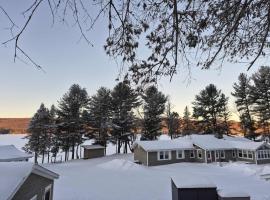 Sunshine Lake Estate Multi Chalet Property, hotel sa Cayamant