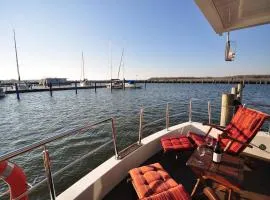 Hausboot Paula mit Reisekajak in Ribnitz-Damgarten