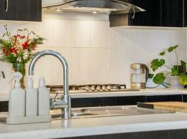 Spacious Family Retreat & Scenic Alfresco Living, hotel u gradu Maunt Barker