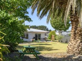 Crunchy's Crib by Aotearoa Escapes, hotel in Foxton