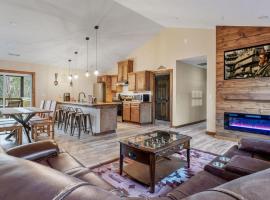 Brand New Farmhouse! A Little Slice of Rustic, hotel a Pigeon Forge