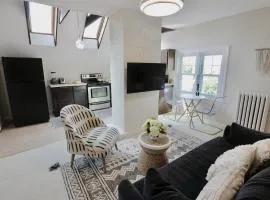 New Cabin in the Clouds Easy Downtown Access with Parking - 1 bedroom