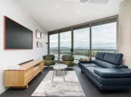 Stylish Top-Floor Apt with Lake and Mountain Views - Hosted by Canstay