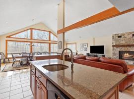 Warm and inviting retreat nestled in the heart of Killington.: Killington Village şehrinde bir evcil hayvan dostu otel