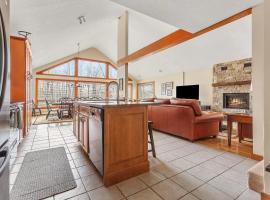 Warm and inviting retreat nestled in the heart of Killington., hotel care acceptă animale de companie din Killington Village