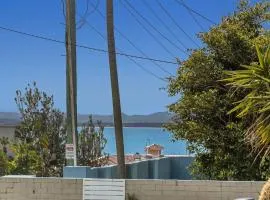 Oscar's Beach House, 14 Tomaree Rd - pet friendly, air con, Wi-Fi, Linen