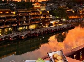 Phoenix San San Homestay-Located in Phoenix Ancient Town-all room types offer river views-One free high-speed train pick-up service-with butler-style service-Free exquisite afternoon tea, hotell i Fenghuang