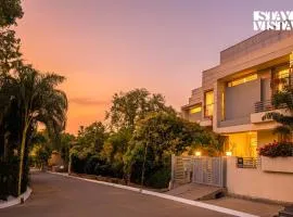 StayVista at Arka Crest with Jacuzzi, Bonfire, Wi-Fi