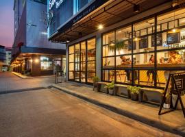 Siam Subway Hostel and Caf&eacute;