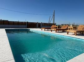 Quincho con Pileta USO DE DÍA para 15 huespedes en Virrey del Pino، فندق في Máximo Paz