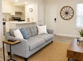 Charming Studio•Amazing Location•King-Size Bed