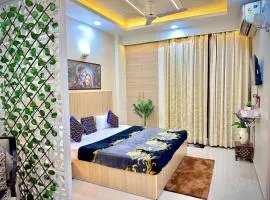 Elegant, Theme Based 1RK Homestay Near Prem Mandir