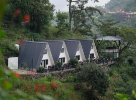 The Alchemist Rishikesh, hotel i Birbhaddar